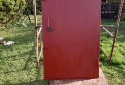 Drzwi stalowe zamykane na kłódkę w ramie stalowej