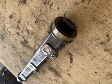 John Deere 8600 Dolny wałek podający, mocowanie detektora metali AXE56472-1