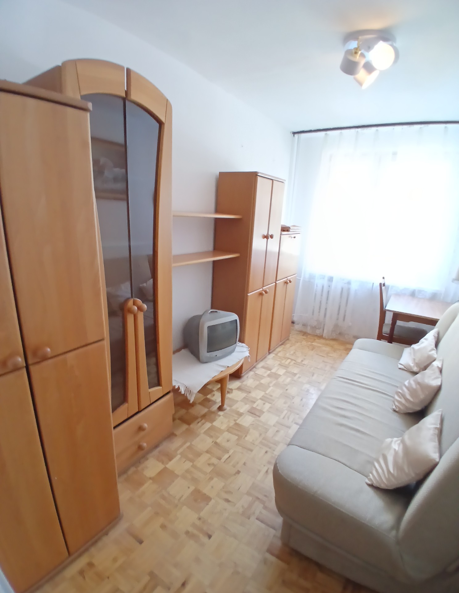 3 pokoje 53,70m2 +2,5m2 balkon=56,20m2- parter, po malowaniu, ciepłe Struga 340 tys. zł.