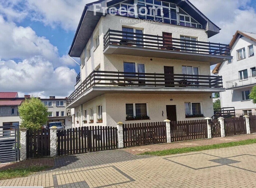 Dom 20 pokoi, 394 m² z potencjałem nad morzem.