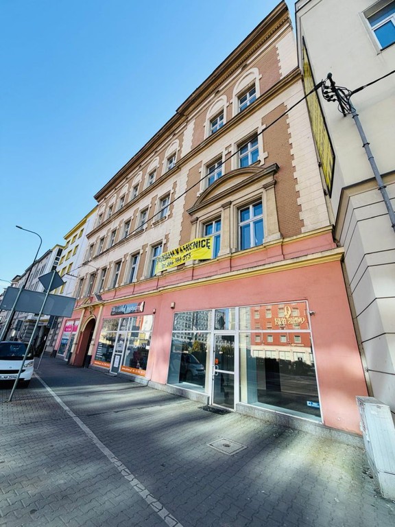 Naprzeciw Qubus I Duża Witryna I Ruchliwa ulica – pohled 2