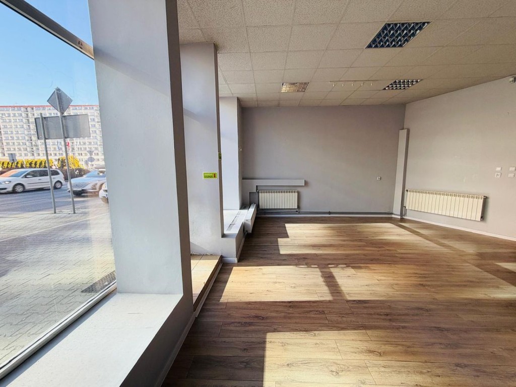 Naprzeciw Qubus I Duża Witryna I Ruchliwa ulica – pohled 5