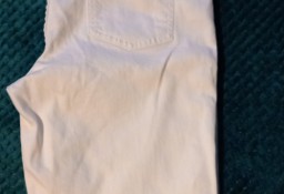 Białe spodnie marki MOHITO