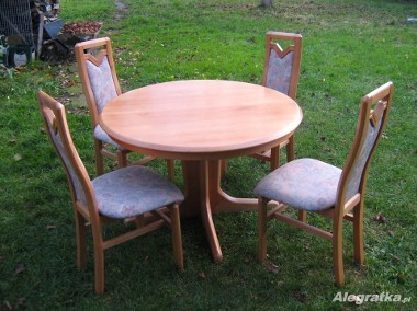 Stół z drewna jesionowego oraz 4 pokryte tapicerką krzesła-1