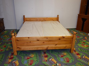 łóżko sosnowe z nowymi materacami-1