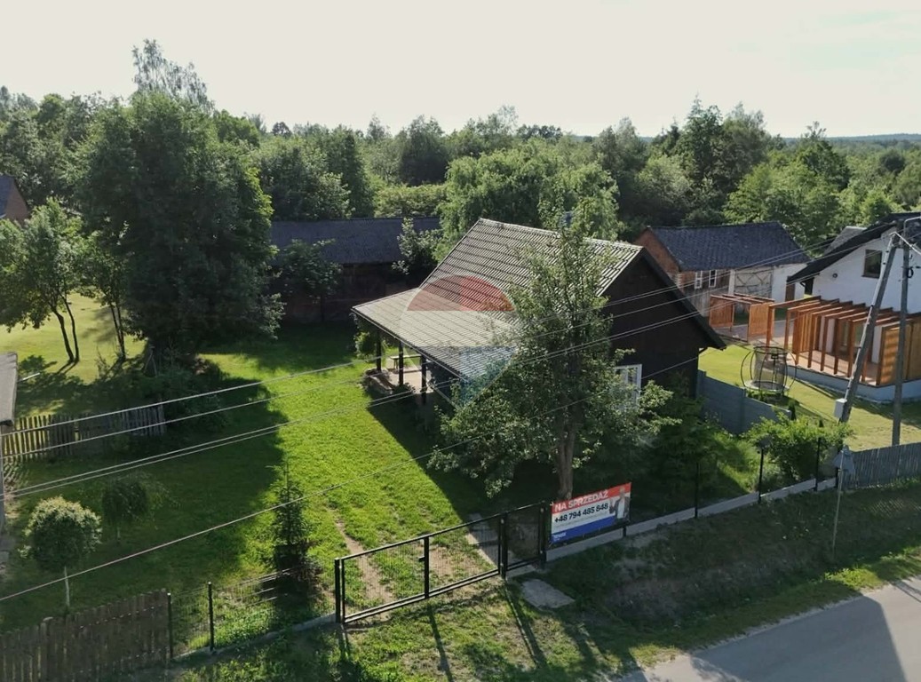 Klimatyczny drewniany dom wśród lasów w stylu rustykalnym