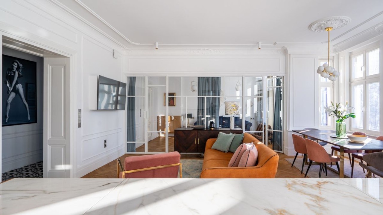 Apartament w przedwojennej kamienicy - More