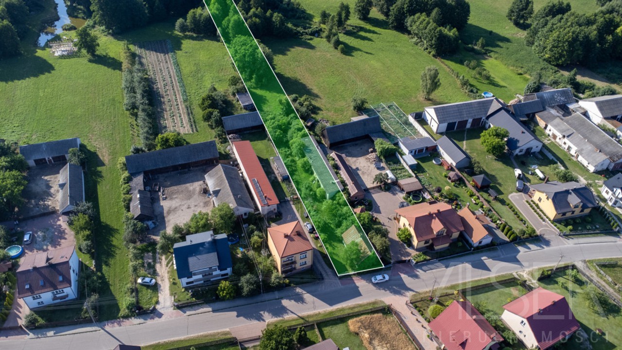 Siedlisko z domem drewnianym i bud. gospodarczym