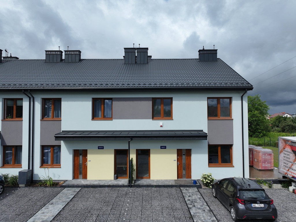 BEZCZYNSZOWE MIESZKANIE Z PODDASZEM I OGRODEM 138m² – CZARNA