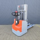 Paletowy wózek magazynowy Toyota SWE niski maszt wstępne podnoszenie widłowy