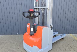 Paletowy wózek magazynowy Toyota SWE niski maszt wstępne podnoszenie widłowy