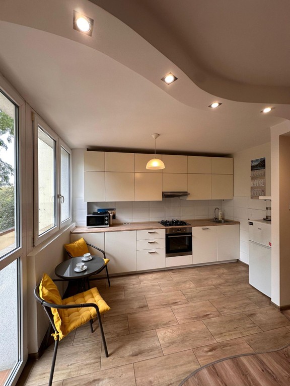 Duże M-2 (34m) z wydzieloną sypialnią, po remoncie, balkon, 2 piętro, winda