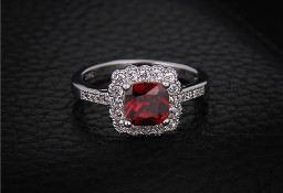 Nowy pierścionek srebrny kolor czerwona cyrkonia oczko kwadrat retro biżuteria