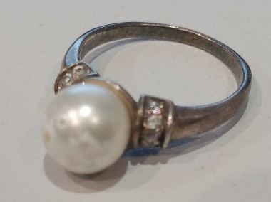 AKW> Posrebrzany pierścionek z perłowym oczkiem-1