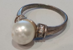 AKW> Posrebrzany pierścionek z perłowym oczkiem