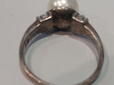 AKW> Posrebrzany pierścionek z perłowym oczkiem-2