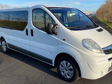 Wynajem Busa 9 osób Opel Vivaro Long-1