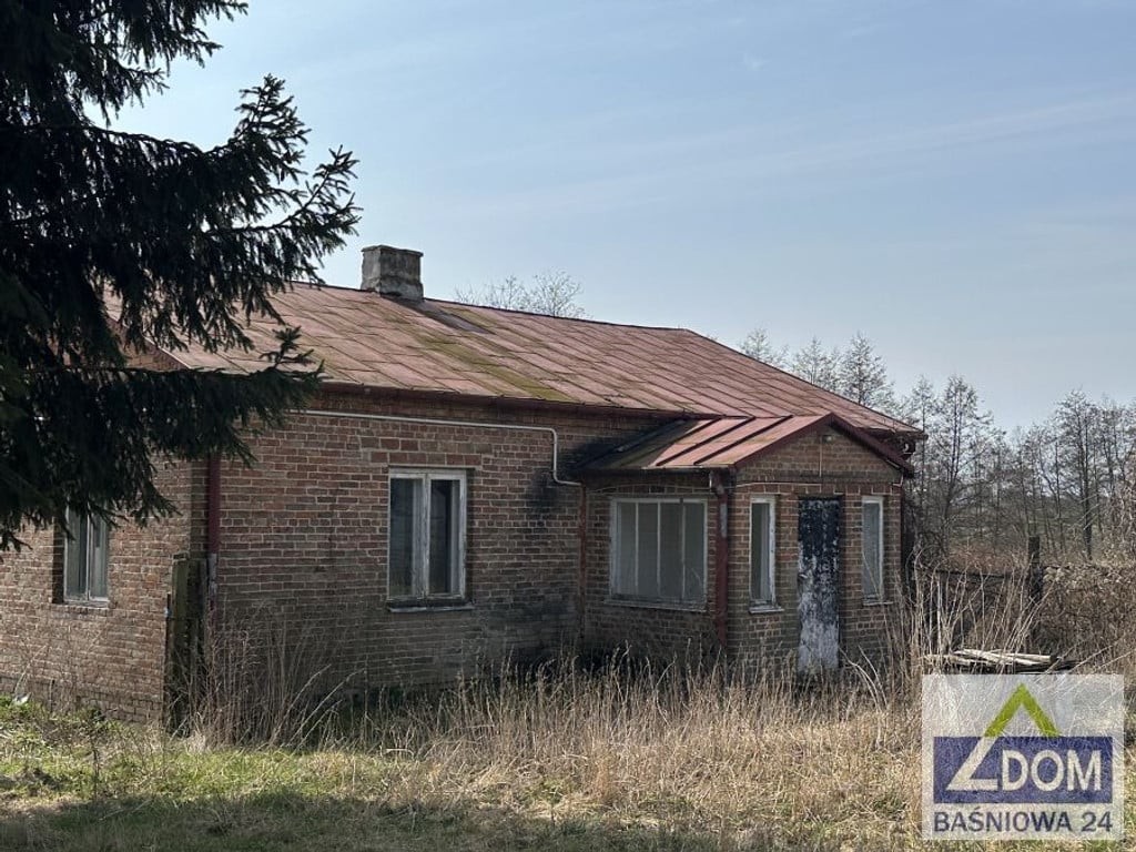 Siedlisko z budynkami ,lasem i rzeczką