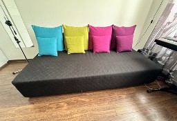 Sofa rozkładana z pojemnikiem na pościel i 8 kolorowych poduszek