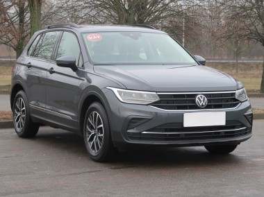 Volkswagen Tiguan , Salon Polska, Serwis ASO, VAT 23%, Klimatronic, Tempomat,-1