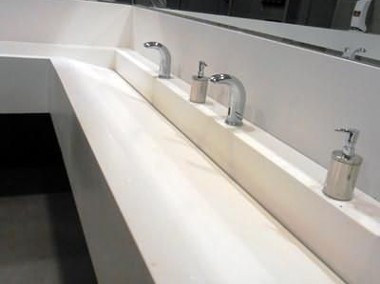 Wyposażenie łazienek publicznych. Umywalki wielostanowiskowe na wymiar. Producent umywalek wielostanowiskowych z blatem LUXUM-1