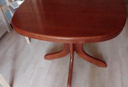 Sprzedam rozkładany stół drewniany, w kolorze orzecha. 