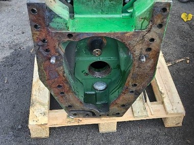 John Deere 8245R 8270R 8295R 8320R 8335R 8345R 8370R 8400R - skrzynka obudowa osi RE587130 RE587131-1