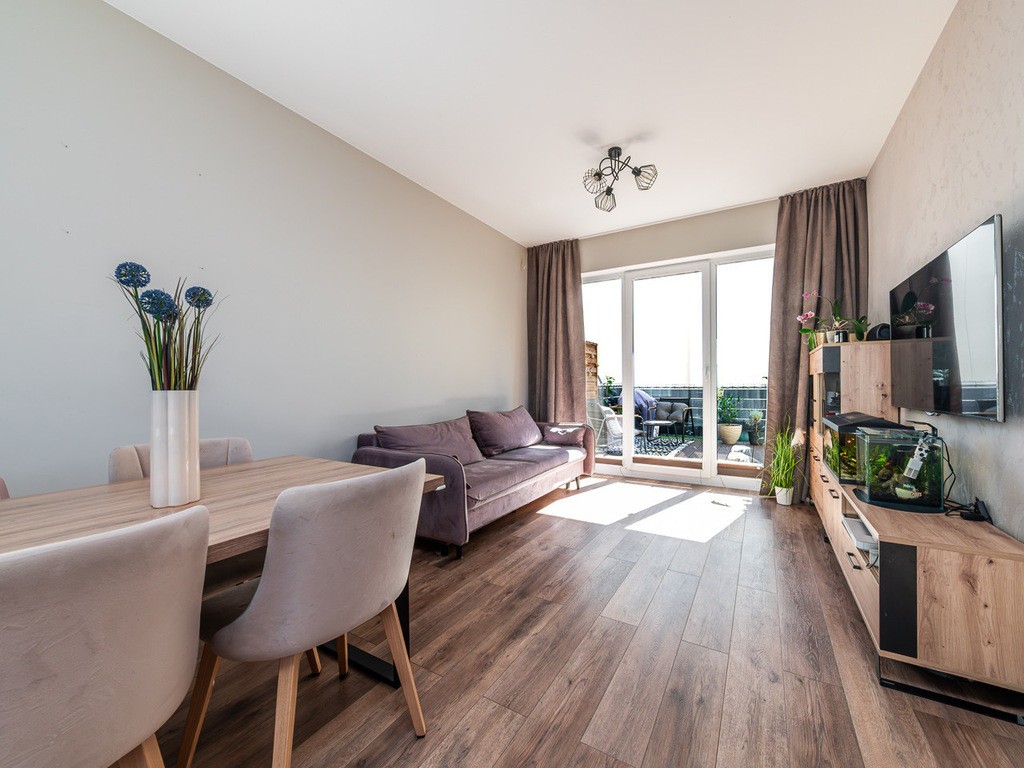 Nowoczesny segment z garażem i ogródkiem 105,09m2