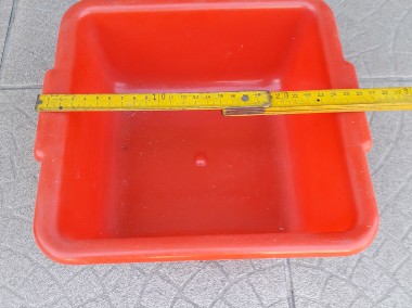 Czerwony plastikowy pojemnik, kwadratowy o boku ok. 25 cm, ok. 10 cm głębokości-1