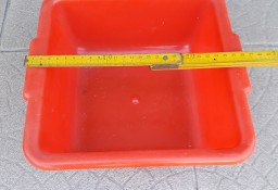 Czerwony plastikowy pojemnik, kwadratowy o boku ok. 25 cm, ok. 10 cm głębokości