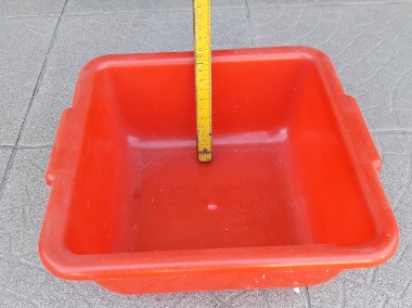 Czerwony plastikowy pojemnik, kwadratowy o boku ok. 25 cm, ok. 10 cm głębokości-2