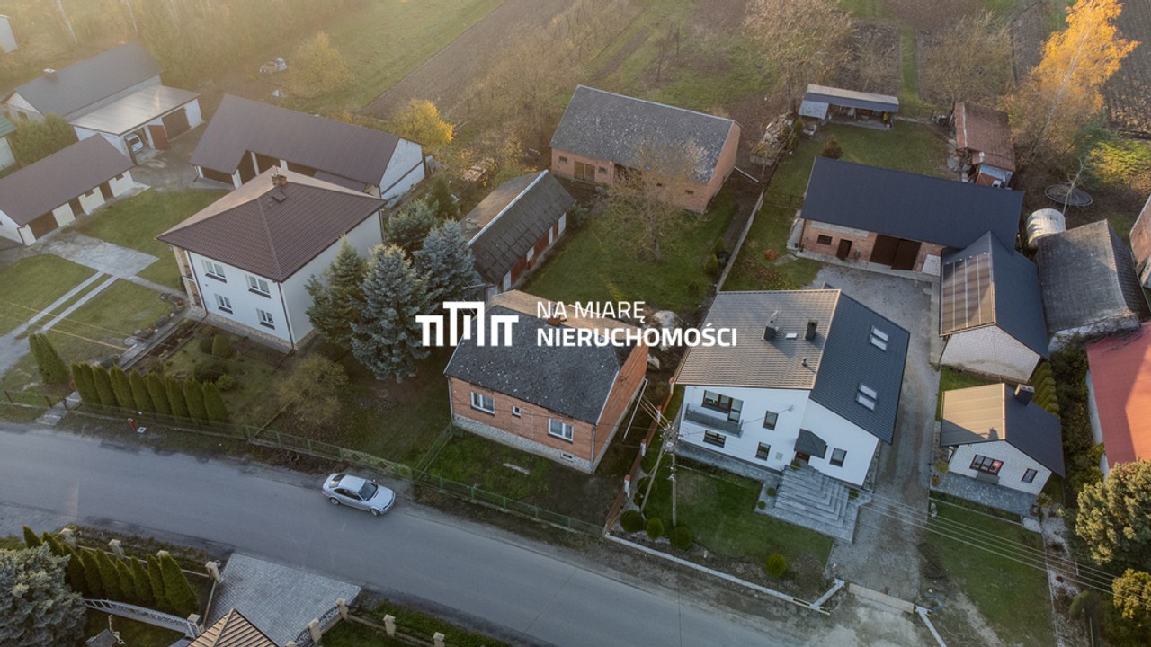 Dom z dwoma budynkami gospodarczymi | 70 ar - Więcej