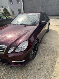 Mercedes w pięknym kolorze 