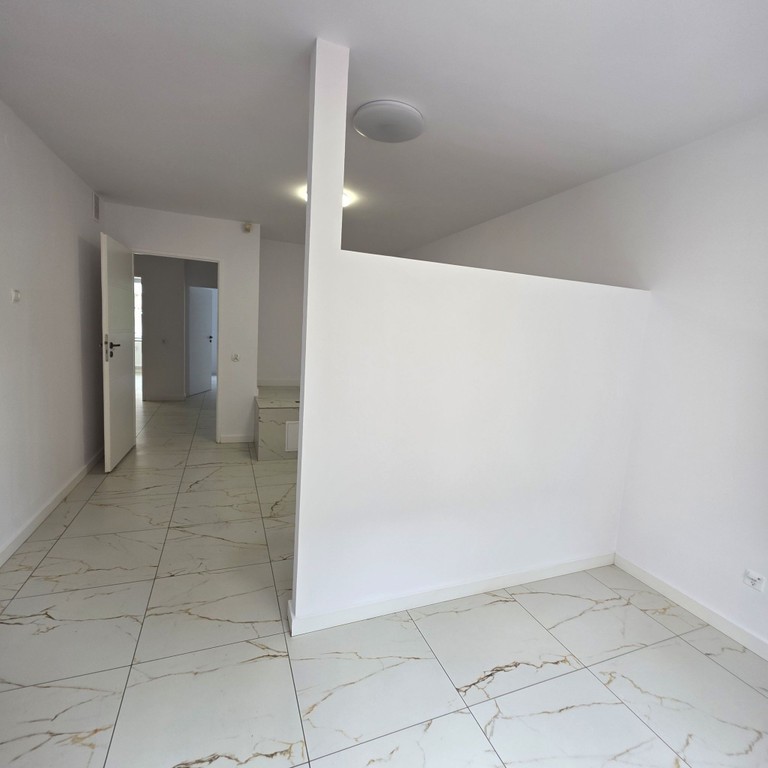 Lokal 75 m² z umywalkami w lokalu - Mehr
