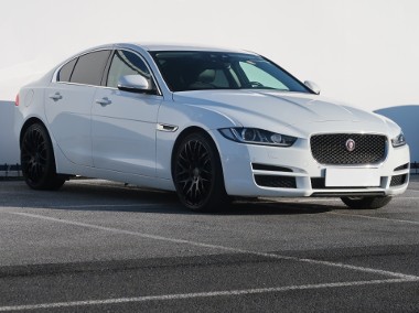 Jaguar XE I , Salon Polska, Serwis ASO, 180 KM, Automat, Skóra, Navi,-1