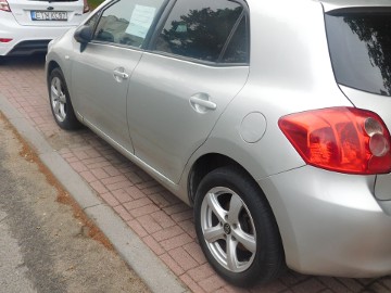 sprzedam  fajne  zadbane auto toyota auris