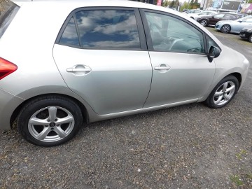 sprzedam  fajne  zadbane auto toyota auris