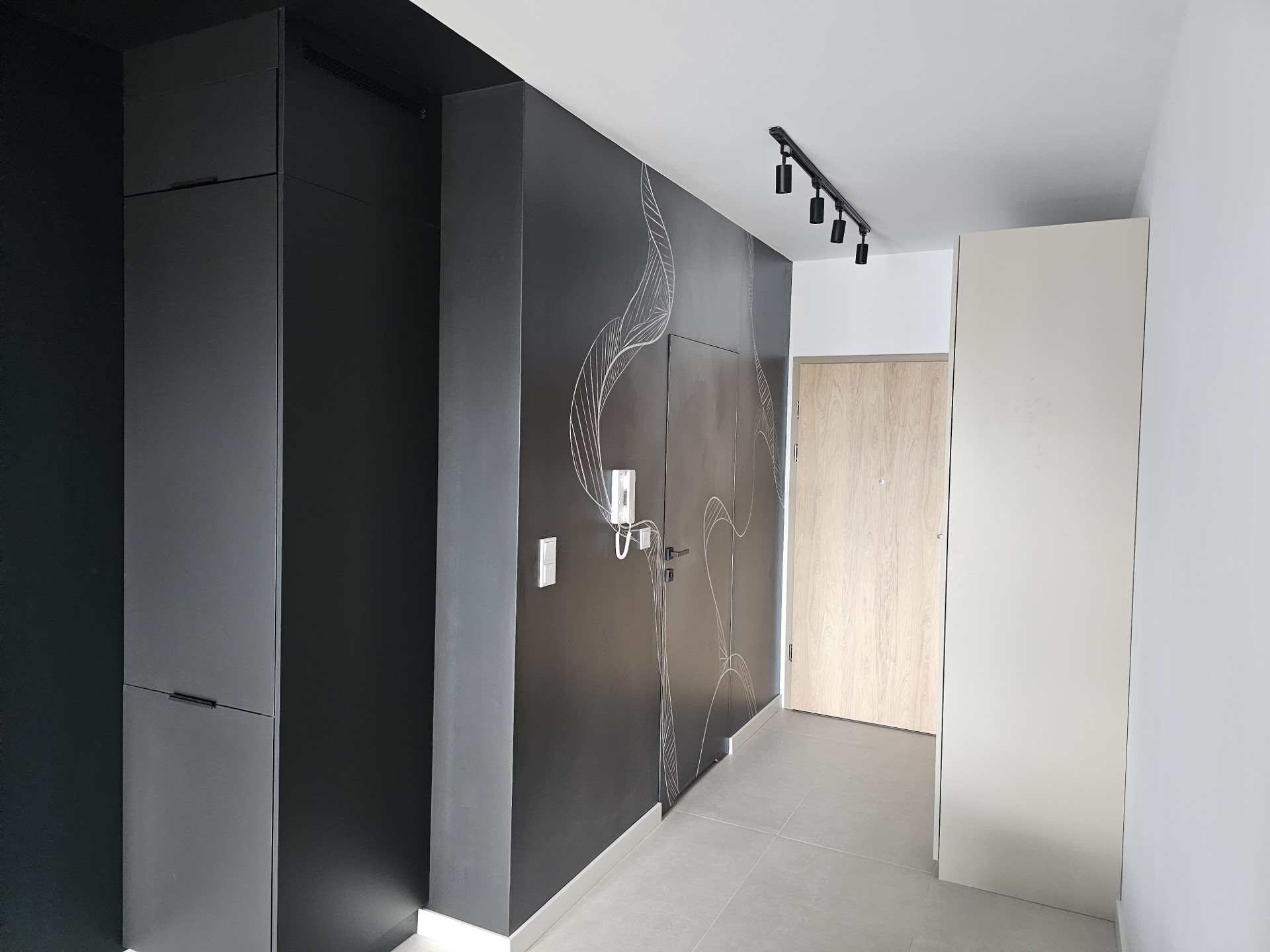 Nowe mieszkanie w centrum z garażem podziemnym i komórką – další
