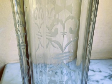 Kryształowy wazon z matowym ornamentem-1