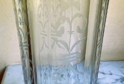 Kryształowy wazon z matowym ornamentem