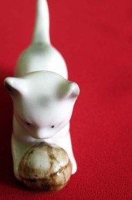 Kot - z piłką - figurka z porcelany - 4,5 x 6,5 x 3 cm Rzadkość Sitzendorf-2