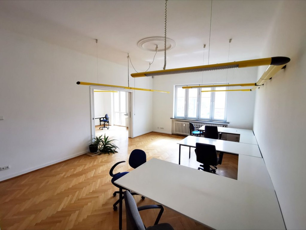 5 pokoi w przedwojennej kamienicy/ ścisłe centrum