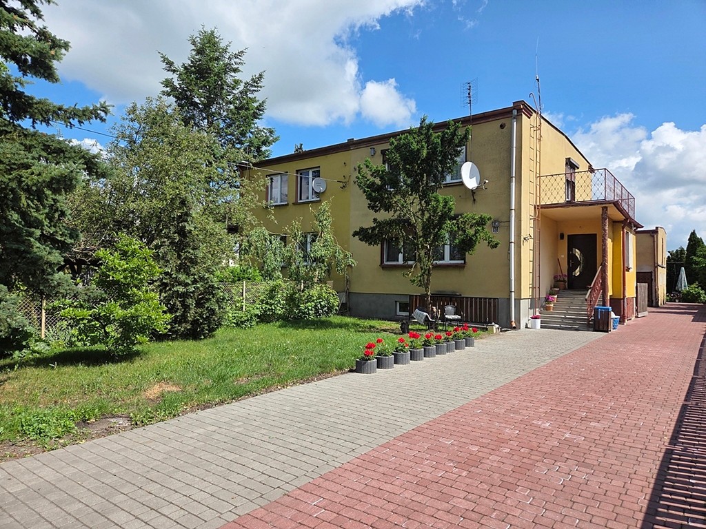 PRZESTRONNY I OTOCZONY ZIELENIĄ