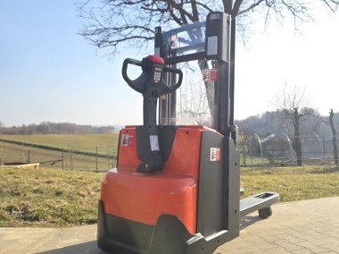 Paletowy wózek elektryczny niski maszt i wstępne podnoszenie wideł Toyota SWE -1