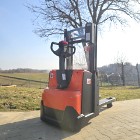 Paletowy wózek elektryczny niski maszt i wstępne podnoszenie wideł Toyota SWE