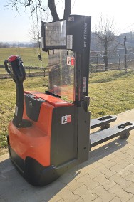 Paletowy wózek elektryczny niski maszt i wstępne podnoszenie wideł Toyota SWE -2