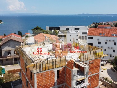 Apartament typu penthouse z tarasem na dachu, 300 m od morza, S6, Okrug Gornji-1