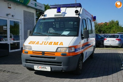 Peugeot Boxer I sanitarka transportowa z miejscem do leżenia i wyposażeniem,