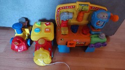 Interaktywny warsztat fisher Price + dwie lokomotywy