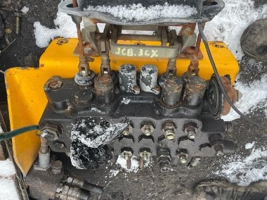 Jcb 3cx rozdzielacz hydrauliczny tylni-1